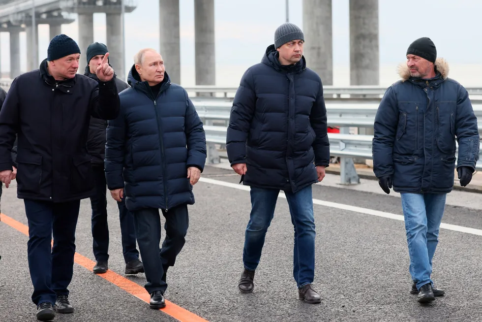 President Vladimir Putin besøker broen over til Krim som i oktober ble delvis ødelagt av en bombe, trolig i en ukrainsk sabotasjeaksjon.