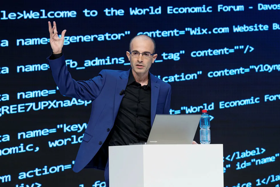 Historieprofessor Yuval Noah Harari satte en støkk i forsamlingen på World Economic Forum i Davos der han snakket om det digitale diktatur. Foto: Sandra Blaser