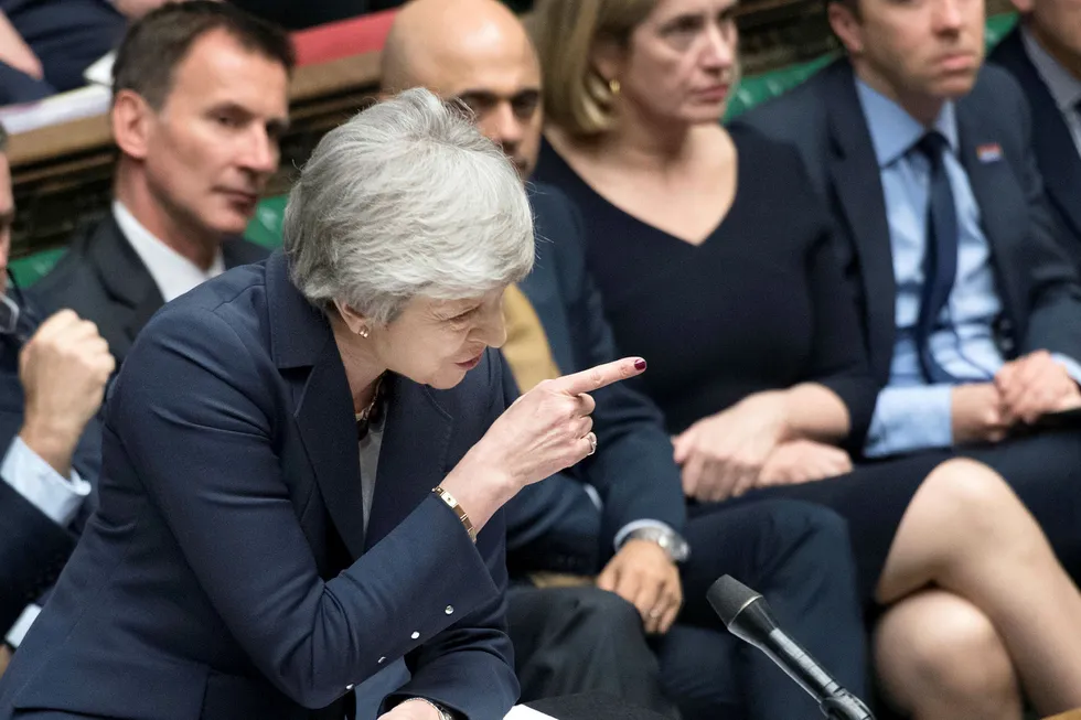 Den kursen som statsminister Theresa May har staket ut, går rett gjennom det farligste farvannet.