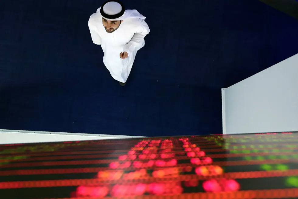 En megler følger kursutviklingen på den søndagsåpne Dubai-børsen. Det ble mange røde tall fra åpningen av, som følge av koronaviruset og Opec+-kollaps.