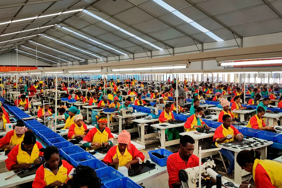 Kina har gitt store lån til afrikanske land, men avviser at dette er en ny-kolonisering eller gjeldsfeller. Det kinesiske selskapet Huajian produserer sko for det vestlige markedet ved Lebu Industrial utenfor Addis Abeba i Etiopia.