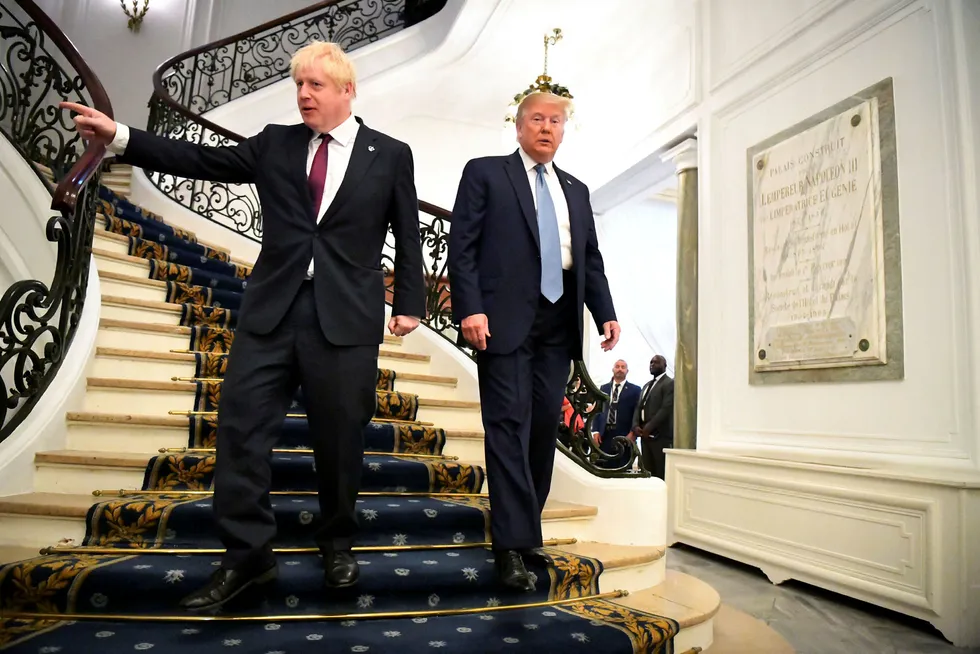 Storbritannias statsminister Boris Johnson (tv) og USAs president Donald Trump under G7-møtet i Biarritz i Frankrike.