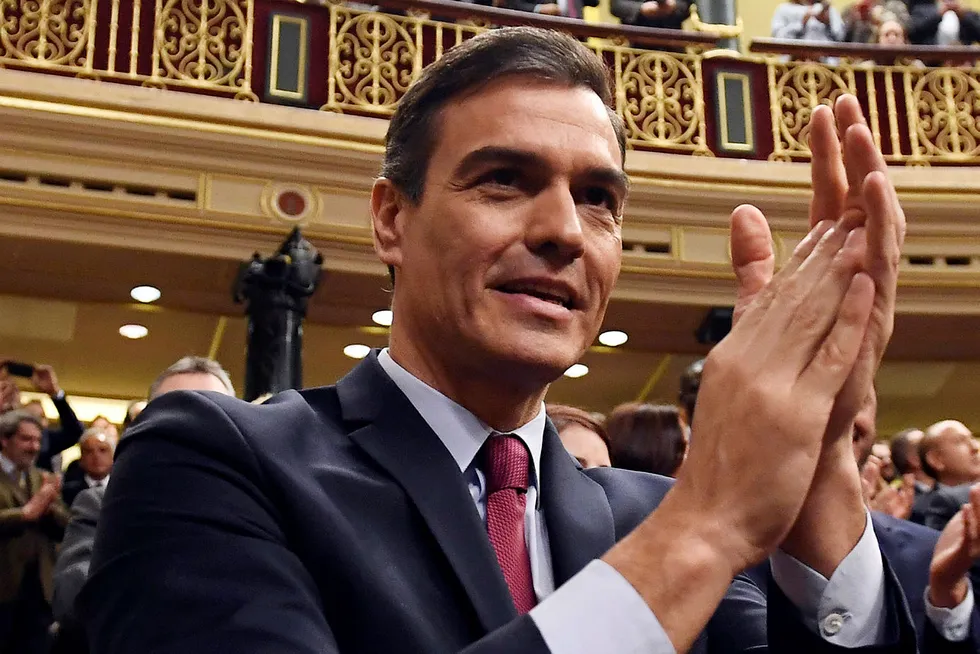 Sosialisten Pedro Sanchez klapper etter å ha vunnet en høydramatisk avstemning i parlamentet 7. januar. Nå blir han statsminister i spissen for en venstrekoalisjon