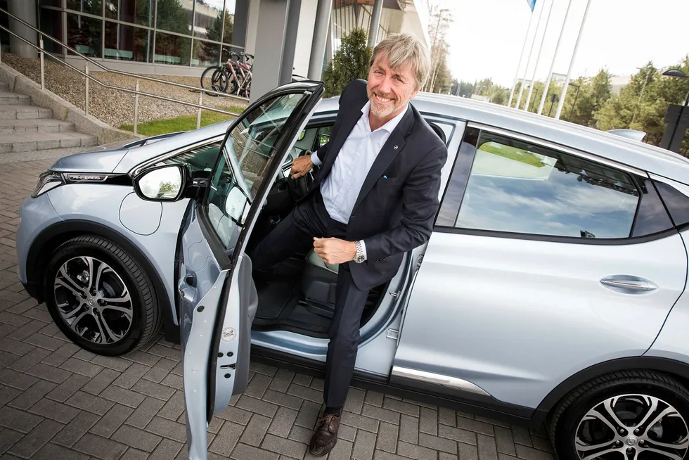 Adminstrerende direktør Bernt G. Jessen i Opel Norge ved deres elektriske bil Ampera-e. Foto: Gunnar Lier