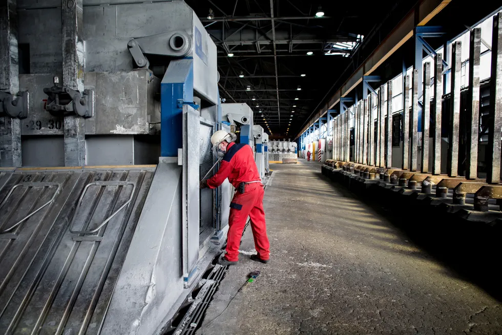 Norsk PMI avtok i september, og bedriftene melder om nedgang både med tanke på sysselsetting, nye ordre og produksjon. Avbildet er smelteverket i Årdal.