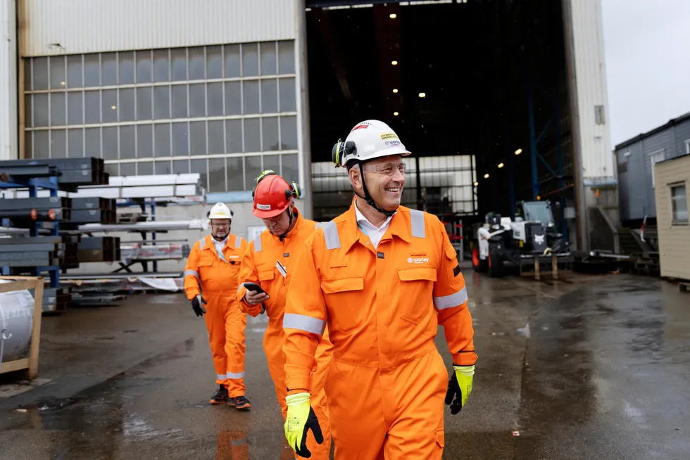 Jan T. Narvestad, sjef på Worley Rosenberg, nikket da han leste om Aker BP-sjef Karl Johnny Hersviks forslag for å få opp aktiviteten på norsk sokkel. Tirsdag hadde han besøk av Aker-sjefen og næringskomiteen.