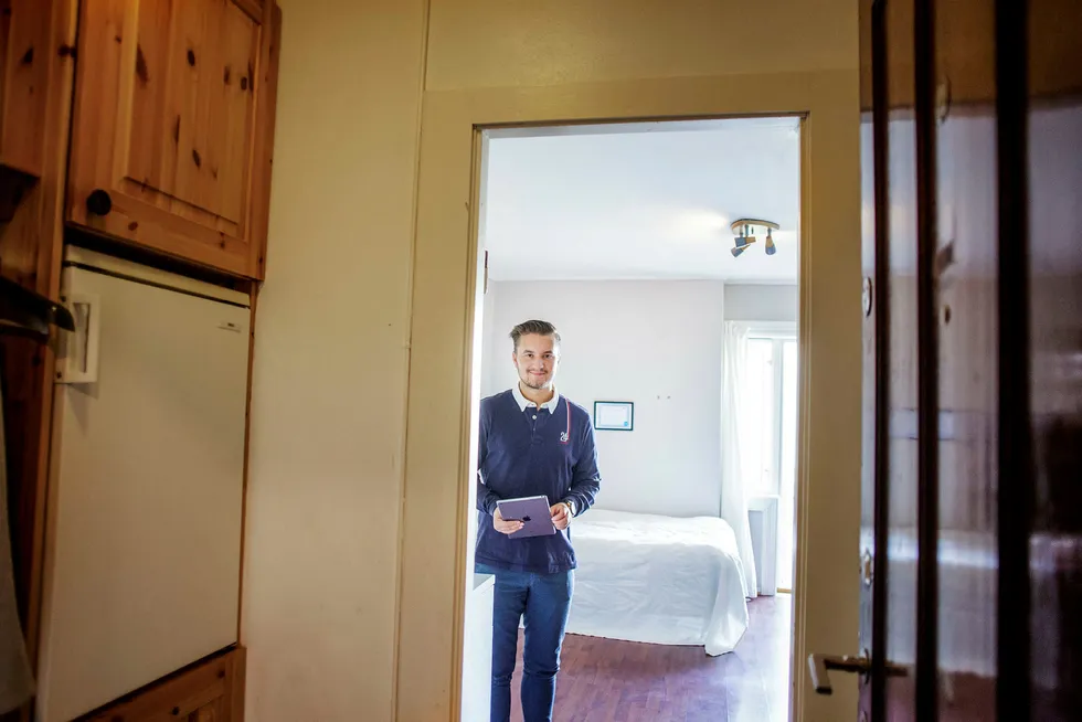 Anders Kløvning (23) er nyutdannet eiendomsmegler og har akkurat kjøpt bolig selv. Hans fremste tips til unge som skal inn på markedet er å ikke bry seg så mye om utseendet på leiligheten, men heller se potensialet den har.