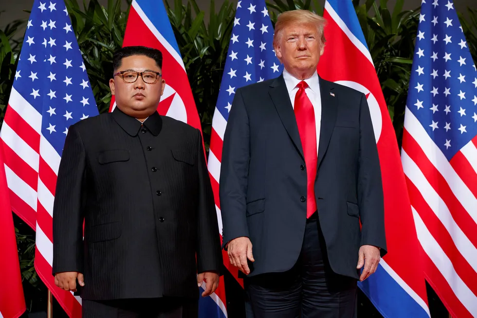 Nord-Korea har kritisert USA for å kreve at sanksjonene opprettholdes. Her er Kim Jong-un og Donald Trump under toppmøtet i Singapore 12. juni.