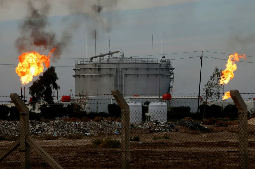 Avbildet er fasiliteter ved oljefeltene i Basra-regionen i Irak. Foto: Essam Al-Sudani/Reuters/NTB Scanpix