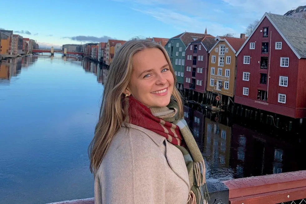 Benedicte Behringer, som tar en integrert master i samfunnsøkonomi ved NTNU i Trondheim, har hatt sommerjobb i RME. Oppgaven var å lage en rapport om raskere nettilknytning. Rapporten blir publisert i høst. – Det er et utrolig fint sted å jobbe, sier hun om ukene i RME.