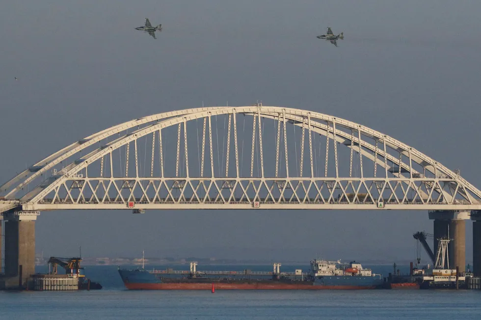 Russland har brukt rundt 35 milliarder kroner på å i rekordfart bygge Kertsjbroen som forbinder Russland og den annekterte Krimhalvøyen. Søndag blokkerte Russland den eneste adkomsten gjennom Kertsjstredet til Azovhavet, ved å parkere et tankskip under broen, mens jagerfly patruljerte luftrommet.