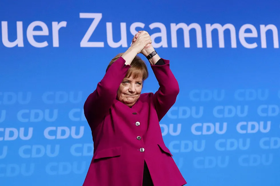 Angela Merkel, Tysklands kansler og leder av kristendemokratene CDU, tar imot applaus etter talen hun holdt for partiet i Berlin mandag. Søndag ble det klart at hun får fortsette i regjeringskontorene. Foto: Krisztian Bocsi/Bloomberg/NTB Scanpix
