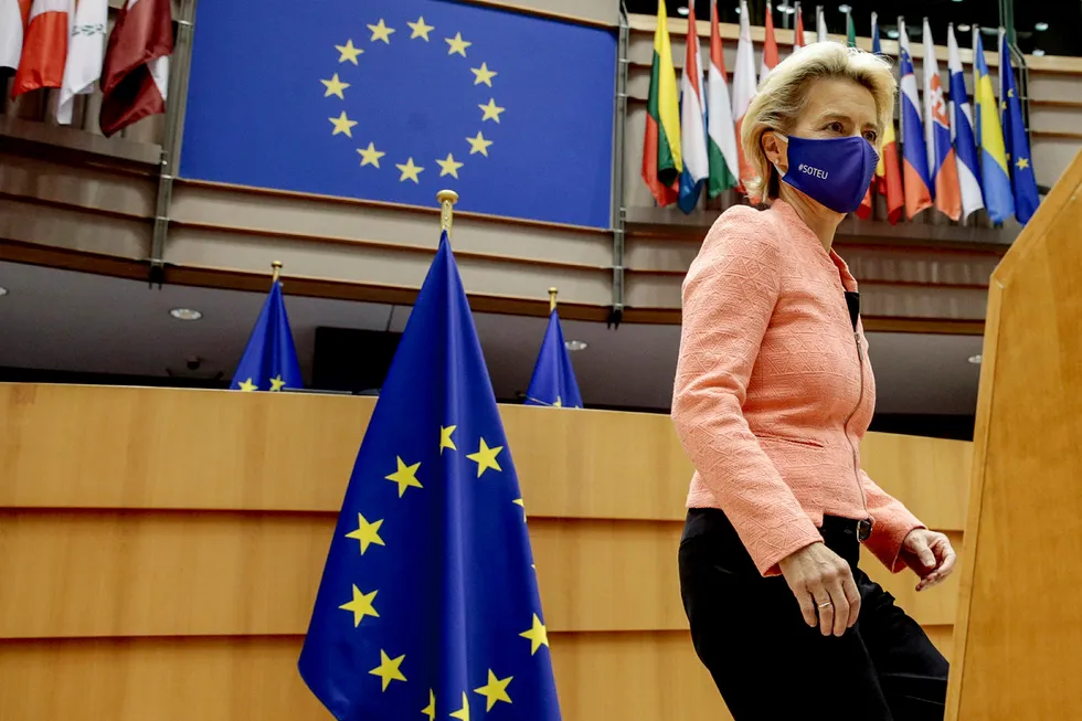 – Jeg godtar at økningen fra 40 til 55 er for mye for noen og ikke nok for andre, men våre anslag viser klart at økonomien og industrien kan klare dette, sa Ursula von der Leyen i talen til Europaparlamentet – for anledningen samlet i Brussel.