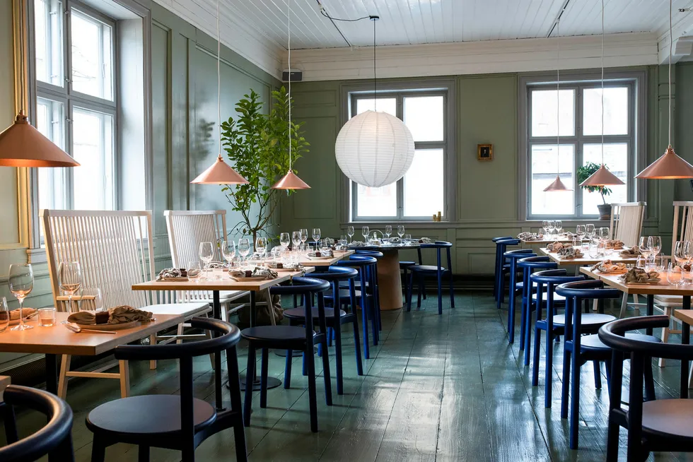 Himmelsk. Stilrent og moderne, med koselig knirkende gulv fra 1668 i Restaurant Mangelsgården. Maten er tidvis «himmelsk», og stemningen lun.