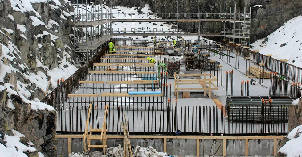 Salmon Evolution er i ferd med å bygge et av Europas største landbaserte lakseanlegg. Det ligger i Hustadvika kommune utenfor Molde, på tomten hvor Viken Pukkverk tidligere lå. Bildet er tatt 15. februar 2021.