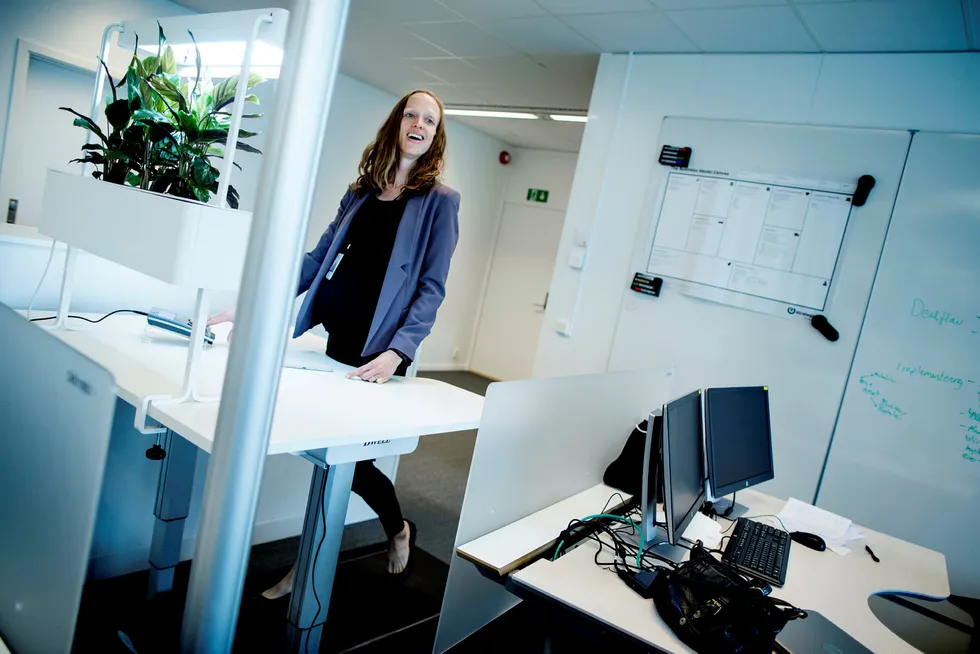 Innovasjonsdirektør Ragnhild Ulvik i Statoil tror at det å gå kan stimulere kreative prosesser. På kontoret på Fornebu har hun tredemølle. Foto: Ida von Hanno Bast