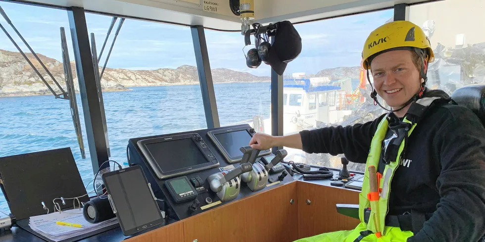 PÅ SJØEN: Å køyra båt er noko av det Wengaard trivst svært godt med i jobben på oppdrettsanlegg.