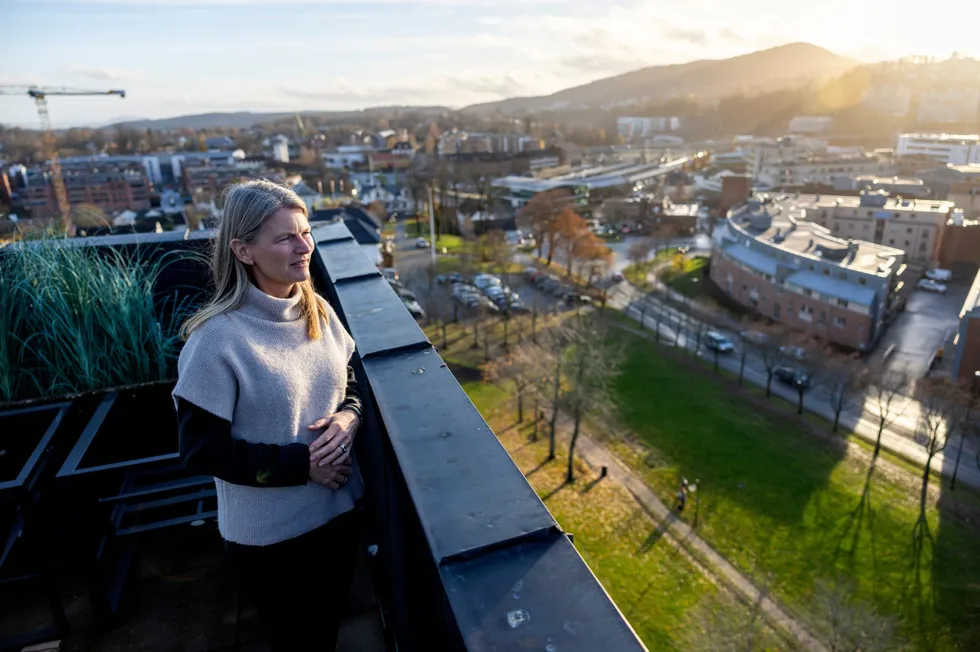 Asker-ordfører Lene Conradi ser utover Asker kommune fra taket på rådhuset. Kommunen kommer til å måtte spare 150 millioner kroner i løpet av de tre-fire neste årene.