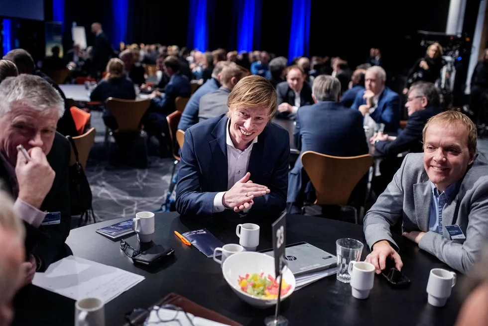 Markedsdirektør Knut Stefanussen i Axess sitter omgitt av øvrige deltagere på Offshore-strategikonferansen i Stavanger. Til venstre, fagsjef Knut Høiland ved Rosenberg Verft og til høyre Hans Petter Bøe Rebo, fagsjef i Norsk Industri.