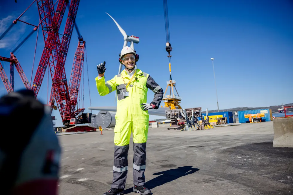 Regjeringens veikart for grønt industriløft er et skritt i riktig. Her Jonas Garhr Støre besøker monteringen av vindmøllene på til Hywind Tampen.