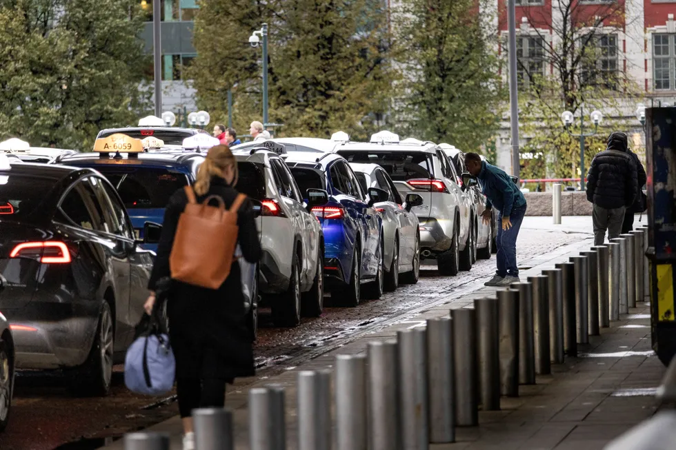 Liberaliseringen i taximarkedet skaper stor uro. Nå vil regjeringen stramme inn. Her bilde av drosjer fra flere forskjellige selskaper på Oslo S. Personene og bilene på bildet har ikke noe med saken å gjøre.