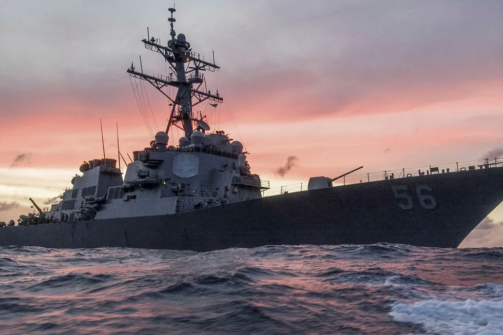 Ti personer er savnet etter en kollisjon mellom USS John S. McCain og en oljetanker. Her er skipet fra en patrulje i januar. Foto: U.S. Navy/James Vazquez/Reuters/NTB Scanpix