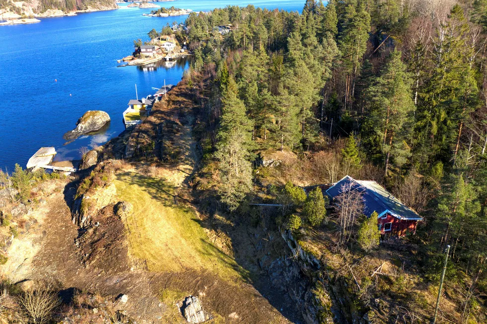 Denne hytta på Risøy i Kragerø ble solgt til prisantydning 3,25 millioner etter «kort tid», sier eiendomsmegler Tom Didrik Eriksen. Den ligger på en stor selveiet tomt, og er rivingsklar.