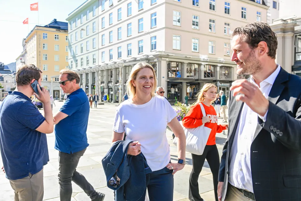 Frp-politiker Helge André Njåstad (til høyre) vil tvinge norske diplomater til å servere norsk sider ved offisielle mottagelser. Her med partileder Sylvi Listhaug, som vanligvis ikke er ypperstepresten for flere påbud og forbud i Norge.