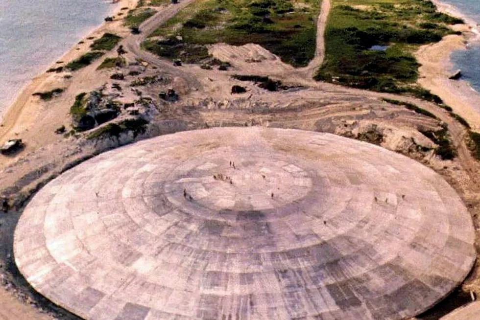 Bildet tatt i 1980 viser det enorme betonglokket som ligger over det store krateret som USA har fylt med rester fra atomprøvesprengninger både i USA og på Marshalløyene.