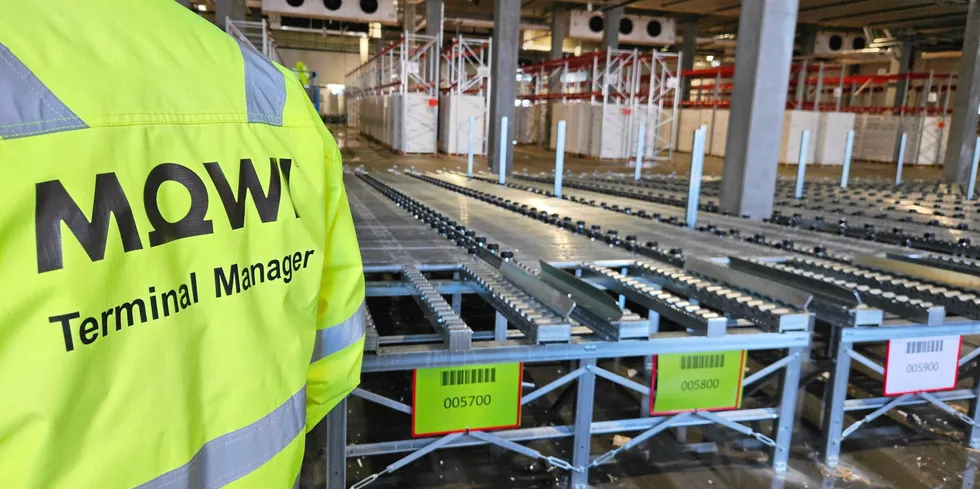Laks fra alle Mowis slakterier kommer inn til terminalen ved Gardermoen, hvor de sorteres og pakkes på nye paller som går ut til kunder i hele verden.