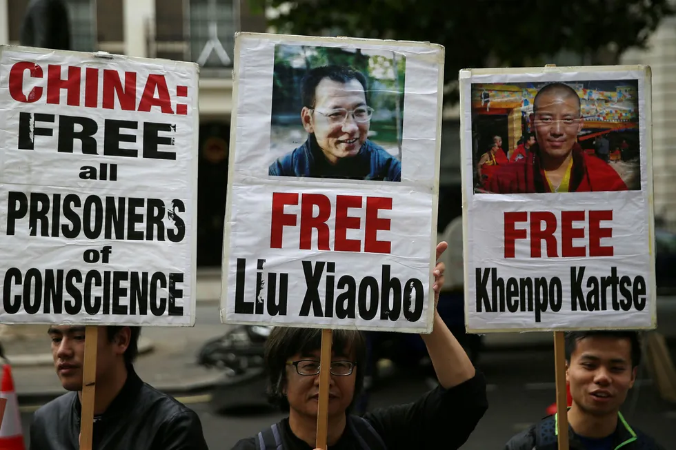 Den norske regjeringen er fortsatt helt taus om kreftrammede Liu Xiaobo. Flere vestlige land har bedt om at han løslates slik at han kan få behandling på et sykehus i vesten. På bildet protesteres det utenfor den kinesiske ambassaden i London. Foto: Daniel Leal-Olivas/AFP photo/NTB scanpix