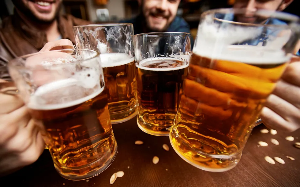 I Oslo har man ikke kunnet nyte nytappet øl på serveringssteder siden 21. mars. Nå åpner byrådet for å tillate dette igjen, dog med strenge forholdsregler.