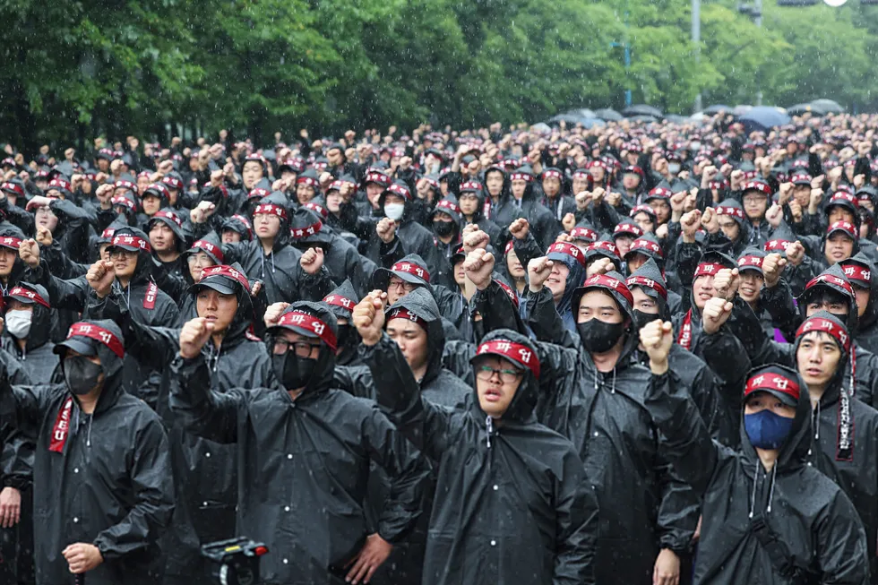 Over 30.000 fagorganiserte hos National Samsung Electronics Union har skulle avslutte tredagersstreiken på onsdag. Nå fortsetter de. Her fra en Samsung-fabrikk i Hwaseong