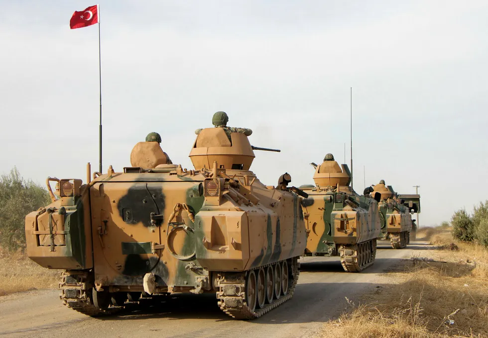 Tyrkiske soldater rykker her frem i pansrede beltevogner nord for byen Manbij i Syria. Det militære eventyret i Syria kan koste Tyrkia dyrt økonomisk.