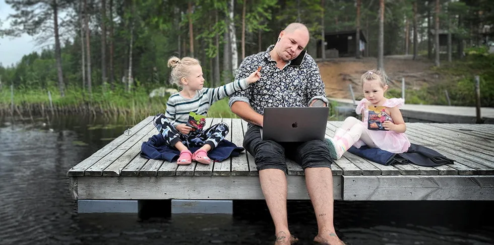 Stresset småbarnsfar, Simon, har en uhyre travel hverdag hvor han både er på jobb og ferie samtidig. Slett ikke en ukjent situasjon for mange. Her ble det ikke tid til fiskemiddag, men likevel kunne han tilby sine to små døtre smakfull og spiseklar laks.