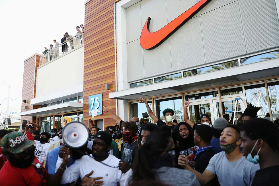 Fredelige demonstranter i Long Beach i California forsvarte en Nike-butikk mot plyndring i pinsehelgen.