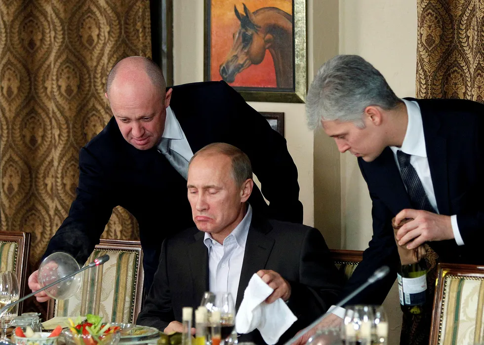 Jevgenij Prigozjin (til venstre) omtales ofte som Vladimir Putins kokk. Her serverer han presidenten på en restaurant i Moskva.