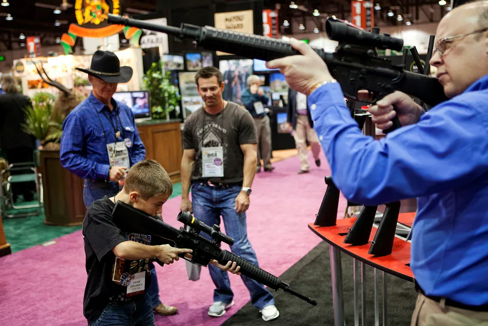 Store og små sjekker siktet på en våpenmesse i Reno, Nevada.