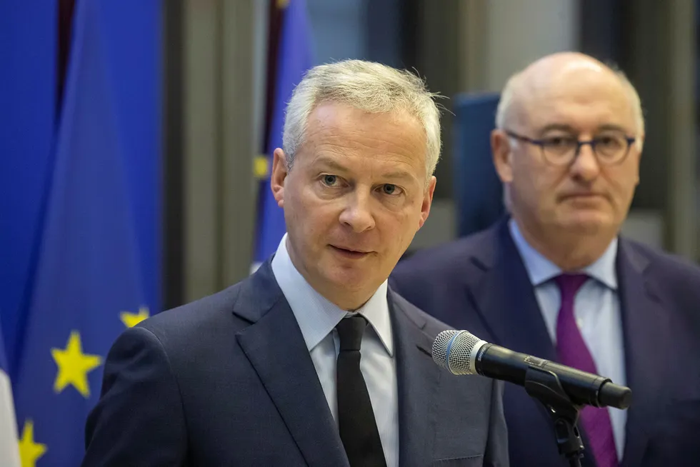 Frankrikes finansminister Bruno Le Maire (t.v.) og EU-kommissær Phil Hogan i Paris tirsdag.