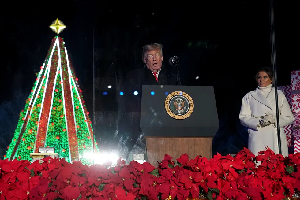 President Donald Trump og førstedame Melania fulgte tradisjonen og tente juletreet utenfor Det hvite hus for et par uker siden. Men julefesten med pressen har han avlyst.