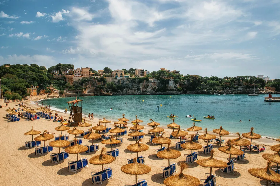 Mallorca, her fra stranden i Porto Cristo, er blant sommerdestinasjonene som opplever redusert salg fra Norge.