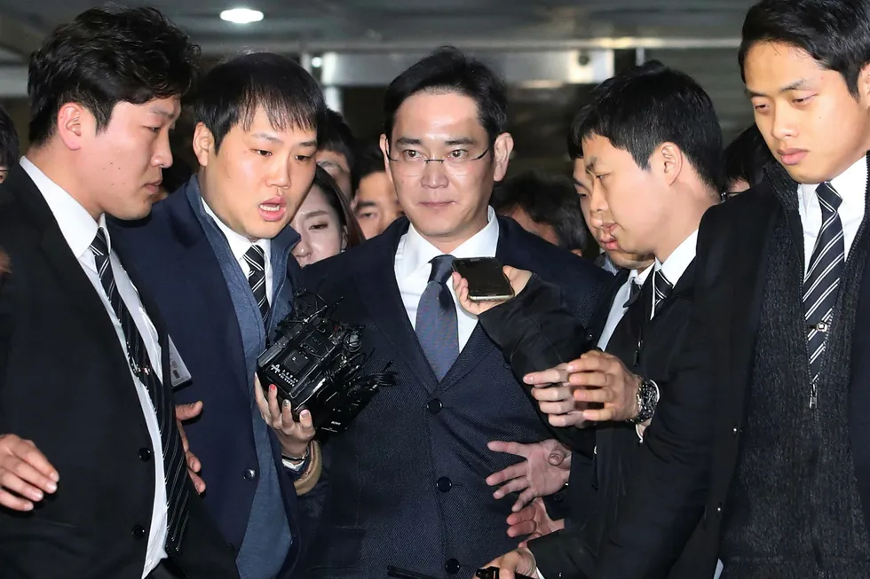 Samsungs toppsjef Lee Jae-yong ble varetektsfengslet fredag morgen i Seoul. Han er mistenkt for personlig å ha godkjent utbetalinger av over 330 millioner kroner til selskaper og stiftelser kontrollert av en venninne til landets president. Foto: Choi Jae-koo/Yonhap/AP/NTB Scanpix