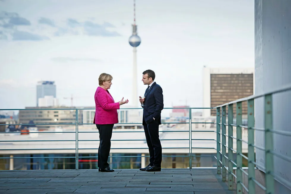 Tyskland forbundskansler Angela Merkel og Frankrikes president Emmanuel Macron vil vise samhold og lederskap i EU. Men Merkel vil neppe gå med på en felles finanspolitikk nå. Foto: Guido Bergmann/Bundesregierung via Getty Images