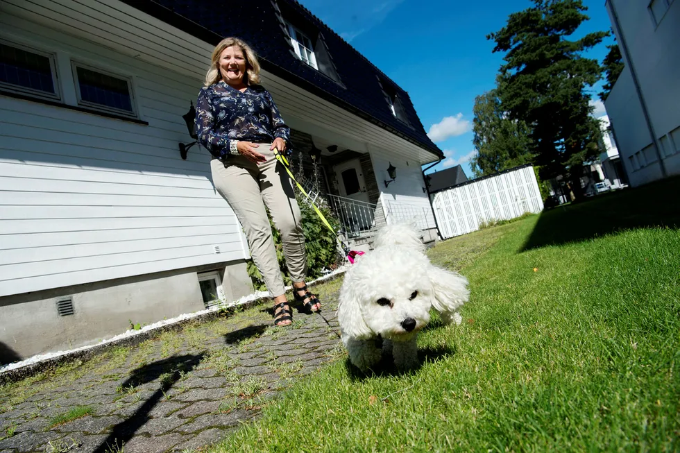 Elin Kvaal og hunden Pia venter på det nye pensjonsspareproduktet med skattefradrag som kommer på markedet i høst. Foto: Elin Høyland