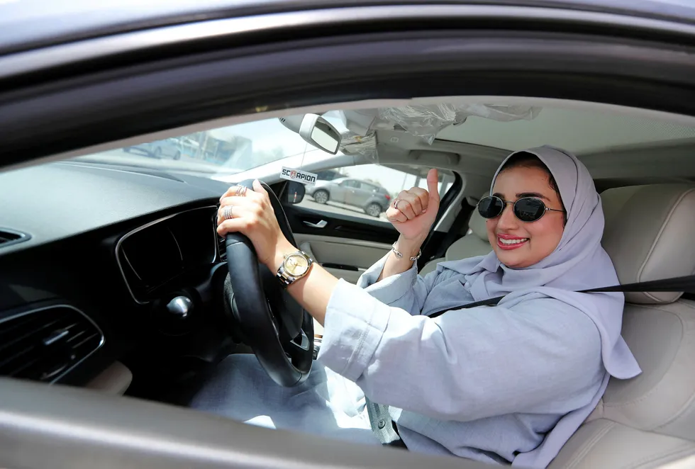 Zuhoor Assiri kjører sin egen bil i Saudi-Arabia. Foto: HAMAD I MOHAMMED/Reuters