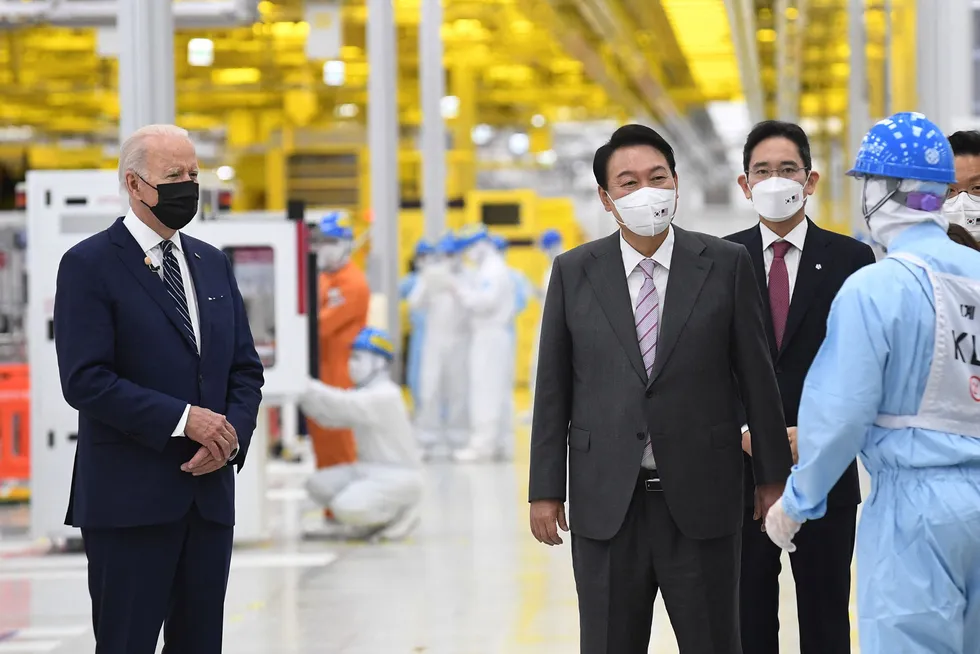 USAs president Joe Biden besøkte Samsung under et besøk til Sør-Korea tidligere i år, sammen med Sør-Koreas president Yoon Suk-youl. Selskapet er blant flere som er i ferd med å starte produksjon av avanserte databrikkefabrikker i USA.