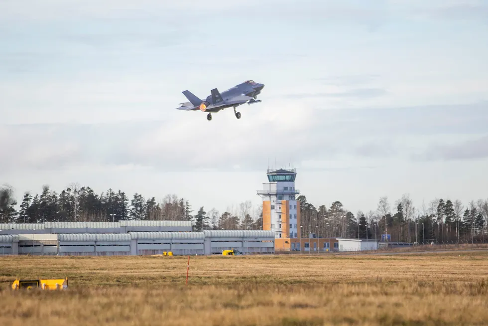 Forsvaret viser frem nye F-35 jagerfly på Rygge militære flyplass i Østfold. USA vil gjerne investere i oppstillingsplasser for fire kampfly på Rygge.