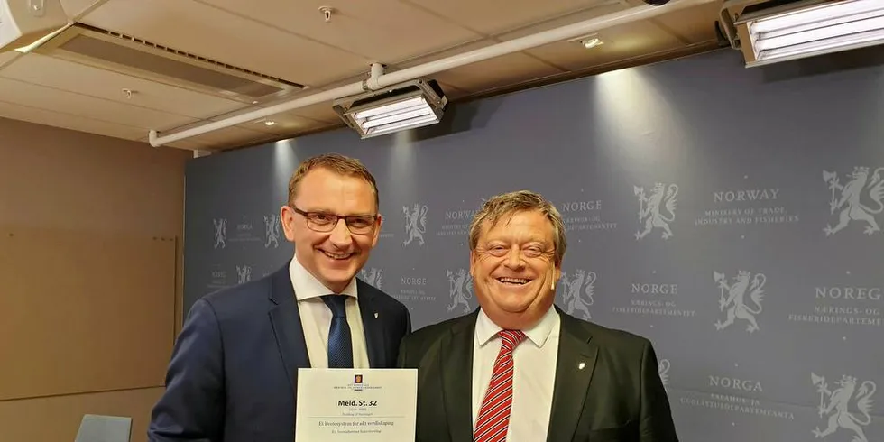 KVOTEMELDINGEN: Statssekretær Roy Angelvik og fiskeriminister Harald T. Nesvik smilte da de presenterer kvotemeldingen tidligere i år. De fikk ikke mange smil i retur fra norsk fiskerinæring.Arkivfoto: Anders Furuset