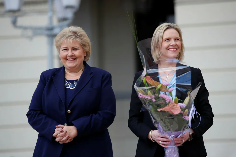 Fredag formiddag kom Sylvi Listhaug (FrP) ut på slottsplassen med statsminister Erna Solberg (H).