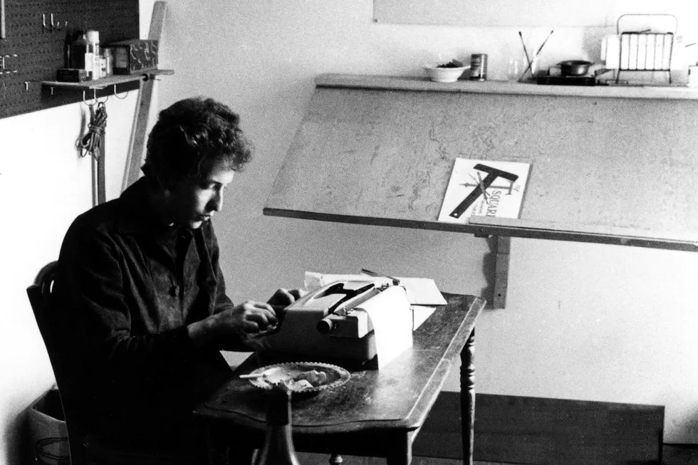 Den motvillige nobelprismottakeren Bob Dylan og hans meget rike og referende tekstkorpus er nå blitt gjenstand for en vanvittig grundig og engasjert kartlegging av professor Gisle Selnes. Foto: Douglas R. Gilbert
